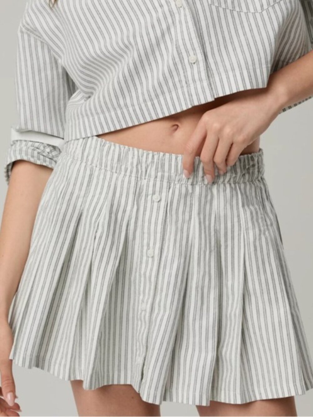 OFFLINE aerie White & Blue Pin Striped Pleated Mini Skirt